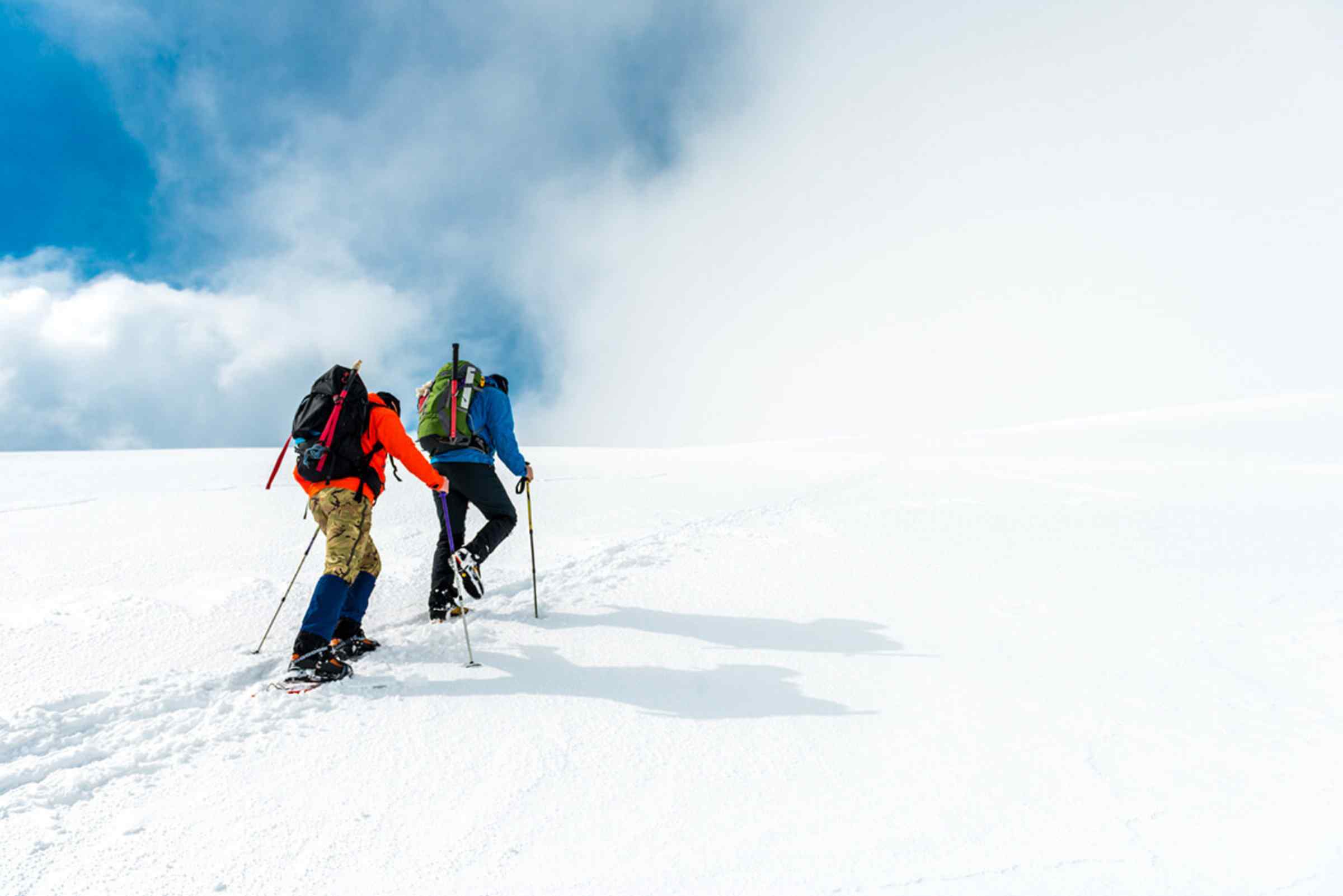 Zwei Bergsteiger im Schnee