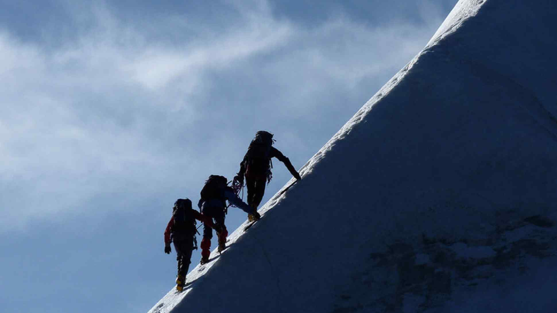 Zwei Bergsteiger im Schnee